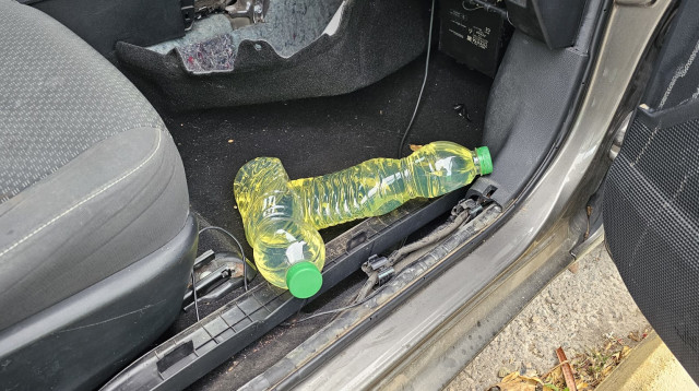 בקבוקי הסולר שנמצאו במכונית של החשודים מארגון אבו לטיף (צילום: דוברות המשטרה)