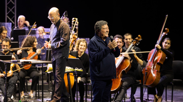 יהורם גאון ותזמורת המהפכה (צילום: שון ברנשטיין)