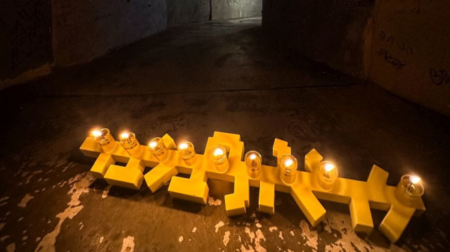 החנוכיה שעיצב אוריאל בן זריהם לעמותת מטה החטופים  (צילום: ניר חורש)