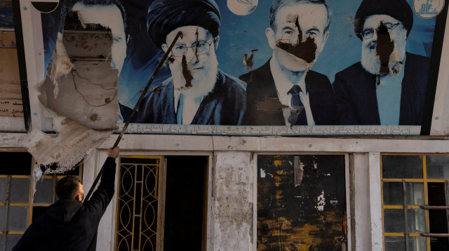 כרזה של אסד, נסראללה וחמינאי (צילום: REUTERS/Umit Bektas)