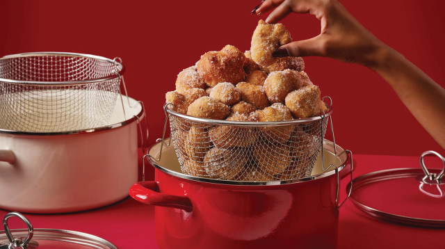 סיר טיגון קרבון סטיל מצופה אמייל 24 סמ, 5 ליטר מבית סולתם, 169 שקלים במקום 479 שקלים (צילום: גיל אבירם)