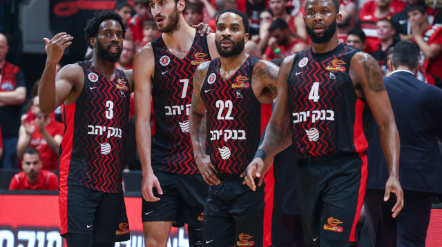 שחקני הפועל ירושלים כריס ג'ונסון, טאריק פיליפ, גבי צ'אצ'אשווילי, קאדין קרינגטון (צילום: דני מרון)