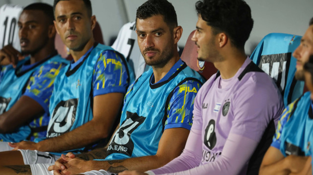 ניר ביטון עם ערן זהבי שחקני מכבי תל אביב על הספסל (צילום: לירון מולדובן)