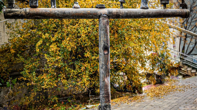 החנוכייה שנבנתה מחלקי רקטות (צילום: דוברות המשטרה)