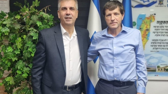 השר אלי כהן עם ראש עיריית פ"ת רמי גרינברג (צילום: דוברות שר האנרגיה)