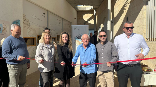 גזירת הסרט במרכז הצפרות  (צילום: דוברות רמת הנגב)