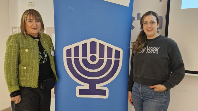 שירה בהרב (מימין) נציגה מעמותת הלל שמקבלת מלגה יחד עם מירה גרוס יו"ר בני ברית חיפה (צילום: צילום פרטי)