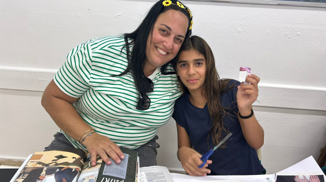 אלונה וקרן אלמלם בהכנת ספר הזכרונות לנשיא המדינה (צילום: באדיבות עמותת חמניות, המקום ליתומים בישראל)