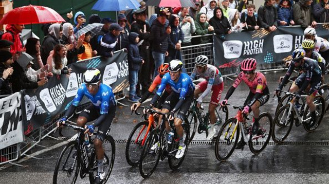 רוכבי אופניים משתתפים בתחרות. המדינה החמישית בהיסטוריה שהמירוץ מוזנק ממנה (צילום: Dario Belingheri / Stringer)