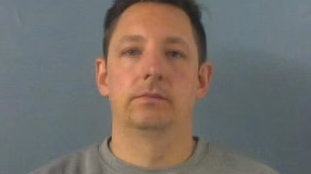 אדם ג'ונס, שוטר שהורשע בניצול מיני של מתלוננות (צילום: צילום מסך dailymail)