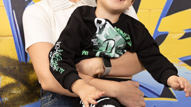 שיר אלמליח ובנה גבריאל על סט הצילומים של minizz (צילום: אור גפן)