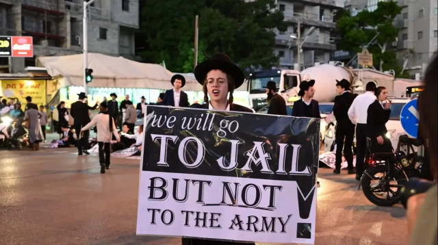 מפגין נגד חוק הגיוס, בני ברק (צילום: יוסי זליגר/TPS)