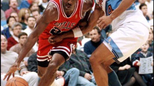 מייקל ג'ורדן מול בובי פילס מקליבלנד (צילום: KIMBERLY BARTH)