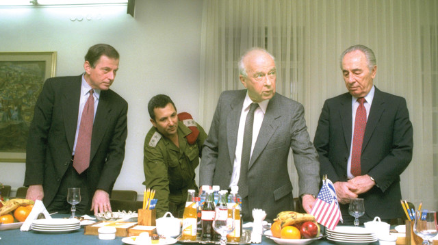 יצחק רבין, שמעון פרס, אהוד ברק, איתמר רבינוביץ' (צילום: צביקה ישראלי)