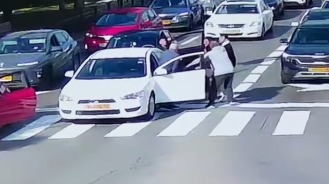 תיעוד הקטטה שהתפתחה בעקבות האלימות נגד הקשיש (צילום: מצלמת אבטחה)