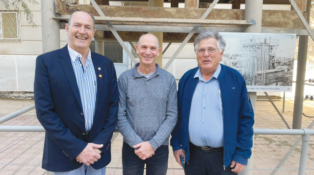 שגריר פנמה בישראל, שי ארנון ופרופ' אלון אדר (צילום: מכון המים ע"ש צוקרברג)