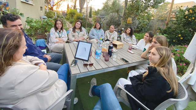 ביקור חניכי הצופים בביתה של הדר מרים כהן ז"ל (צילום: באדיבות תנועת הצופים)
