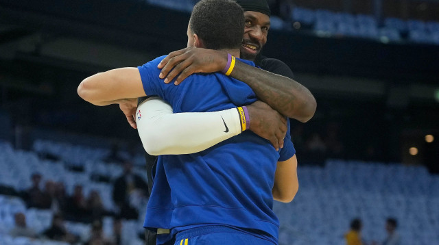 שחקן לוס אנג'לס לייקרס לברון ג'יימס עם שחקן גולדן סטייט ווריירס סטפן קרי (צילום: GettyImages, Thearon W. Henderson)