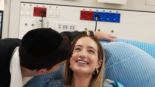 יעל צין ובעלה יצחק בחדר לידה (צילום: שירן פרץ,לנה סימנוביץ)