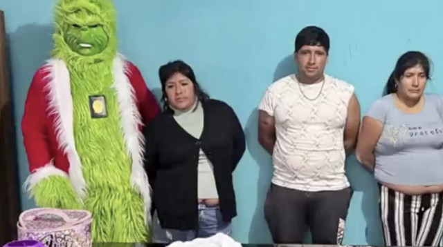 שוטר בתחפושת חג מולד מבצע מעצר (צילום: צילום מסך)