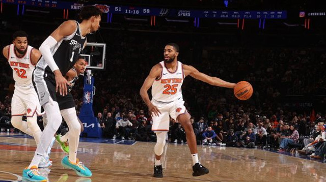 מיקל ברידג'ס מול ויקטור וומבניאמה (צילום: Nathaniel S. Butler)