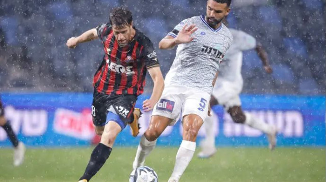 המפגש ביניהם בחיפה לפני כשנה בליגת העל הסתיים ב-1:1. רם לוי מול גיא מלמד (צילום: מאור אלקסלסי)