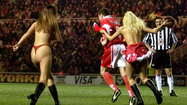 פול גאסקוין והאוהדות שפרצו למגרש (צילום: Owen Humphreys - PA Images / Contributor)