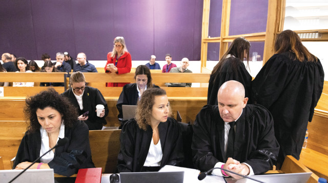 שולחן התביעה במשפט נתניהו (צילום: מוטי מילרוד, פול)