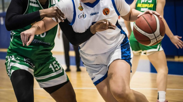 בויאנה קובאצ'ביץ' שחקנית בנות פתח תקוה מול ג'סמין פולארד שחקנית מכבי חיפה (צילום: אתר רשמי, עודד קרני, איגוד הכדורסל)