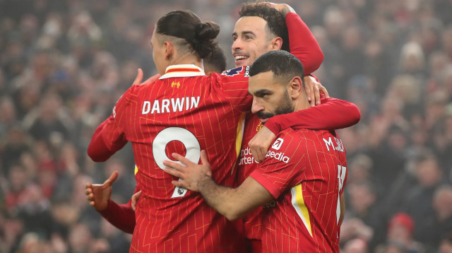 שחקני ליברפול חוגגים עם קרטיס ג'ונס (צילום: GettyImages)