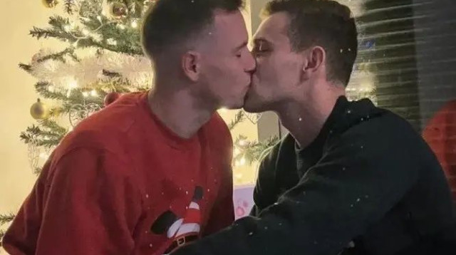 יקוב ינקטו שחקן קליארי עם בן זוגו (צילום: תיעוד ברשתות חברתיות לפי סעיף 27 א' לחוק זכויות יו)