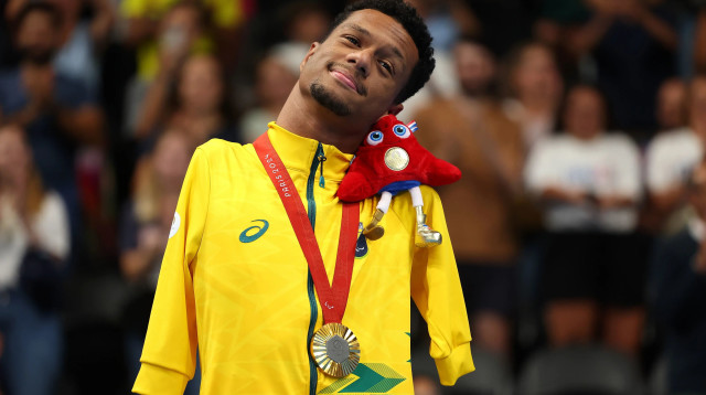 גבריאל דוס סנטוס אראוז'ו שחיין פראלימפי ברזילאי עם מדליית זהב, פריז 2024 (צילום: GettyImages, Alex Davidson)