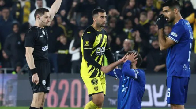 "עבירת משחק חמורה". דוד פוקסמן עם האדום (צילום: דני מרון)