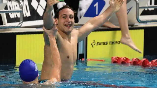 קיזז 15 מאיות. יצחקי (צילום: אתר רשמי, ארז ארטנשטיין, איגוד השחייה)