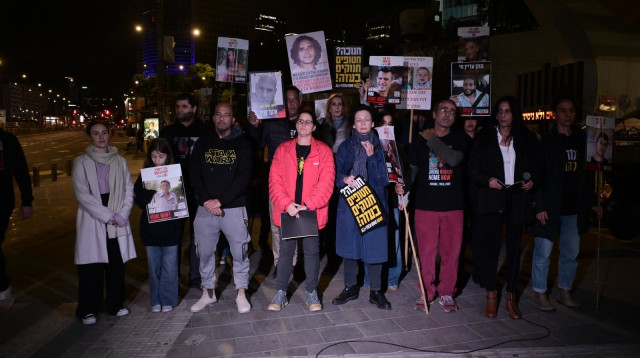 משפחות החטופים בהפגנה מול הקריה (צילום: אבשלום ששוני)