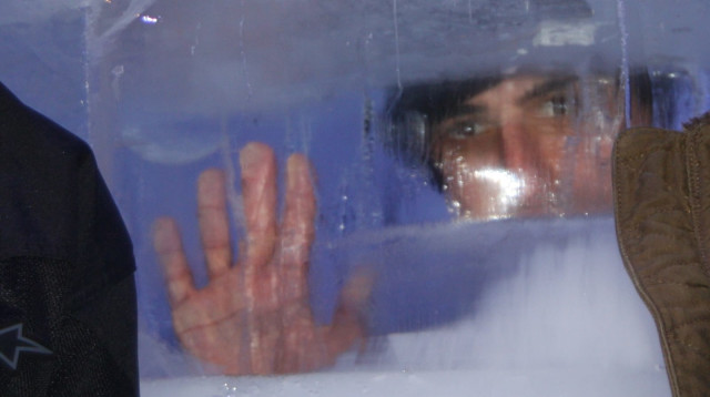 חזי דין בתוך קוביית הקרח שהוצבה בכיכר רבין (צילום: פרטי)