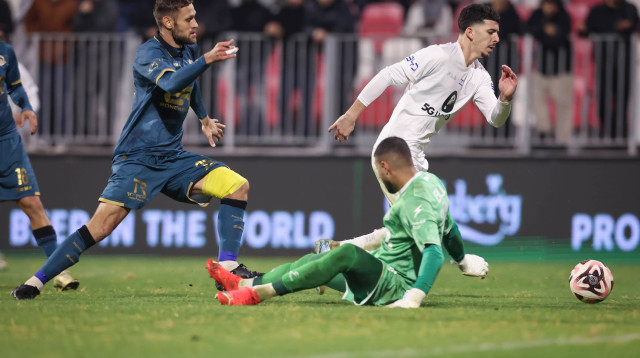 דור תורג'מן שחקן מכבי תל אביב עובר את נמניה ליובסבלייביץ' והשוער עומר נחפאווי שחקני מכבי בני ריינה (צילום: מאור אלקסלסי)