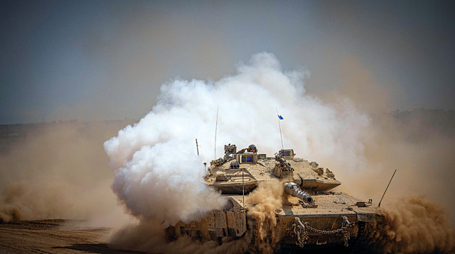 טנקים בעזה (צילום: יונתן זינדל, פלאש 90)