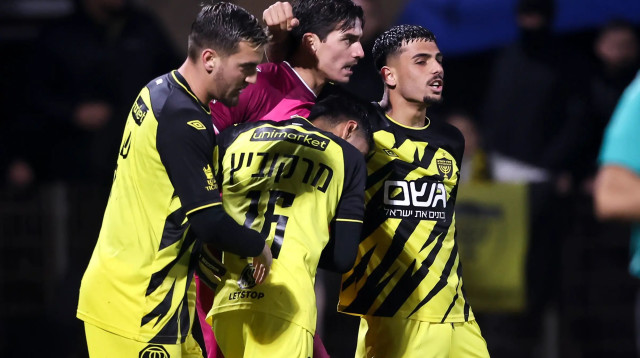 מיגל סילבה ושחקני בית"ר ירושלים חוגגים ניצחון על מ.ס. קרית ים בפנדלים (צילום: מאור אלקסלסי)