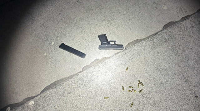 האקדח שנתפס בכפר כנא (צילום: דוברות המשטרה)