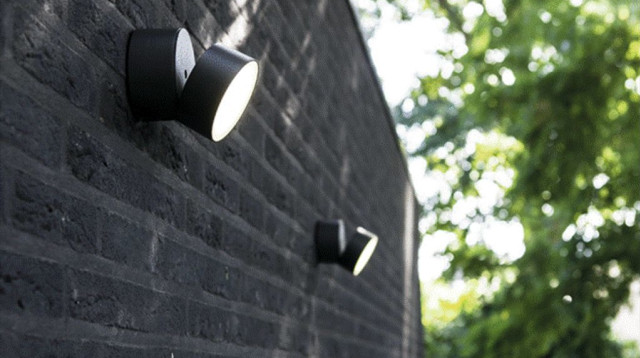 לגור עם הצמוד: תאורת חוץ צמודת קיר (צילום: NISKO)