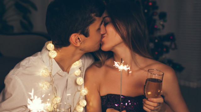 נשיקה צרפתית, סופרים לאחור לקראת חצות (צילום: שאטרסטוק)