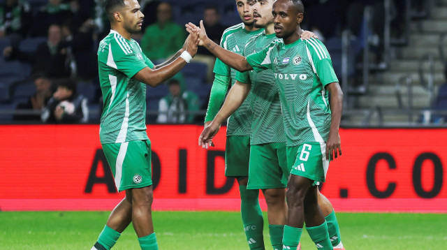 שחקני מכבי חיפה, גדי קינדה, איתן אזולאי, מתיאס נהואל (צילום: קובי אליהו)