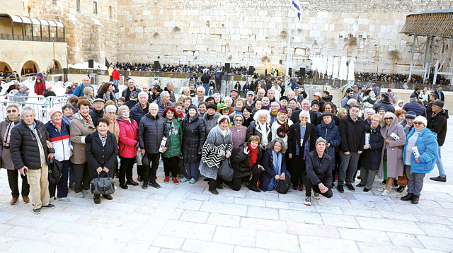 שורדי השואה בהדלקת הנר החמישי בכותל המערבי (צילום: קוסטנטין גרוסמן)