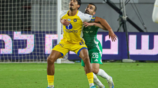 דור פרץ שחקן מכבי תל אביב לצד מחמוד ג'אבר שחקן מכבי חיפה (צילום: לילך וייס רוזנברג)