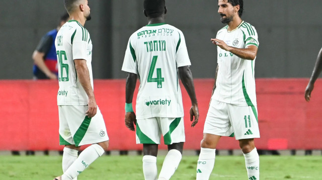 ליאור רפאלוב, עלי מוחמד, מחמוד ג'אבר שחקני מכבי חיפה (צילום: ברני ארדוב)