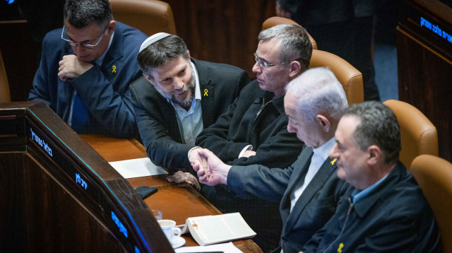 סמוטריץ' ונתניהו בלחיצת יד בהצבעה על חוק הרווחים הכלואים (צילום: Flash90)