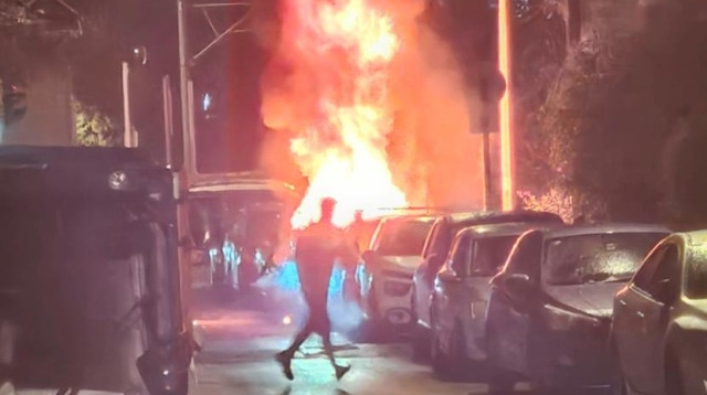 הצתת הרכב בפתח תקווה (צילום: ללא קרדיט)