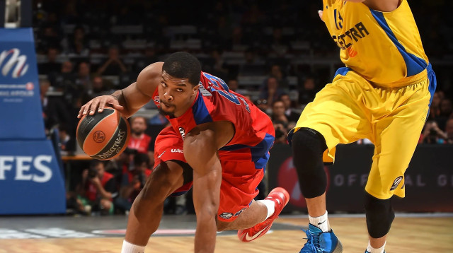 קייל היינס, שחקן צסק"א מוסקבה לשעבר, מול דייויד בלו, מכבי תל אביב (צילום: GettyImages, Rodolfo Molina/Euroleague Basketball)