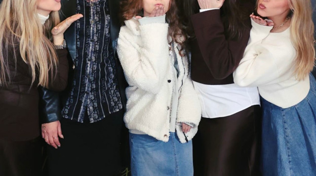 חנה עם האחיות שאחראיות על המיזם (צילום: ישי ירושלמי)